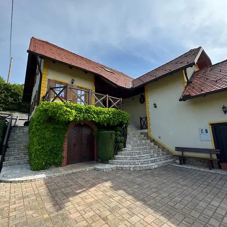 Zidanica Jakec Wine House & Scenic Views בית נופש Podlehnik