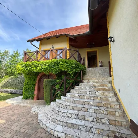 Zidanica Jakec Počitniška hiša