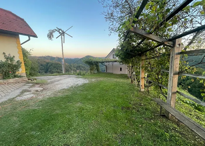 Zidanica Jakec بيت للعطل Podlehnik